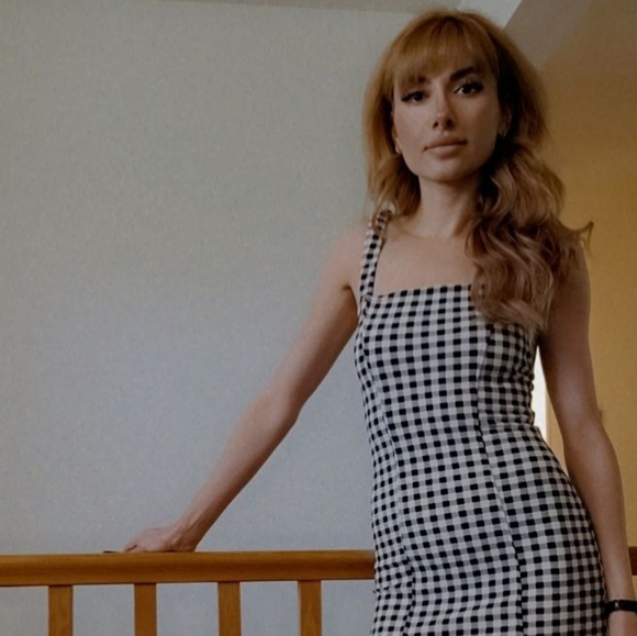 Meet your Posher, Sally - Picture 3 of 5